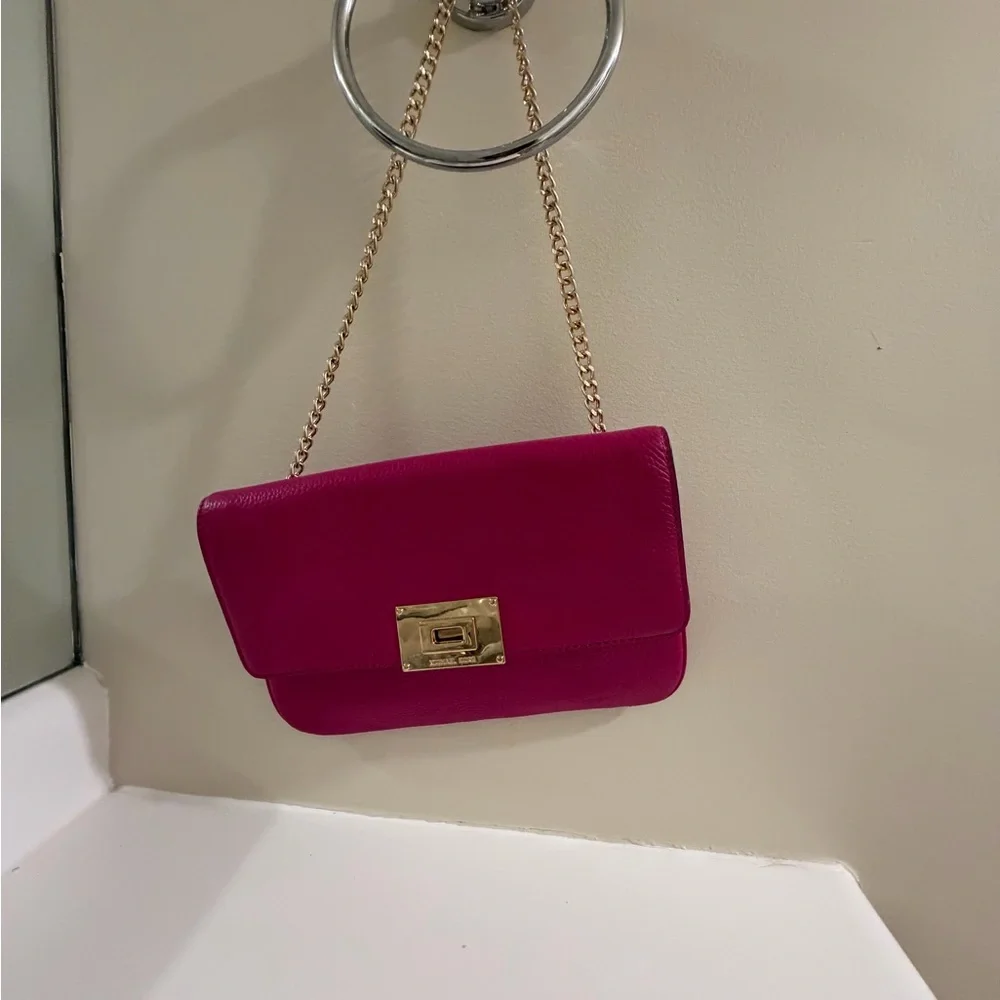 Michael Kors Fuchsia Leather Shoulder Bag with Gold Chain - Picture 2 of 7